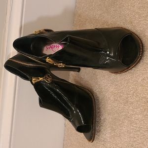 Zandra Rhodes sexy black peep toe zipper booties